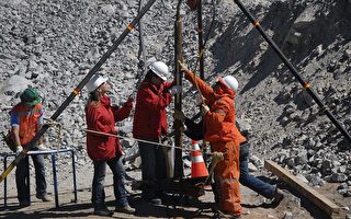 智利礦工與家人通話 救援通道今開挖