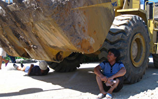 抗暴力強徵  廣西合浦村民躺掘土機輪底