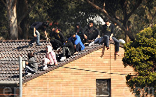 拒遣返澳难民营中国留学生屋顶抗议 保安动粗冲突升级