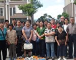 (维权人士提供 ) 2010年 9月 23日是周雪珍的先生郁楚单百日,访民们前往吊唁后合影