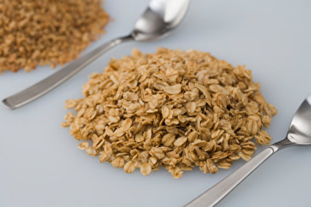 燕麦充满大量的可溶性纤维及蛋白质，可帮助强化受损的喉咙，（摄影：Getty Images）