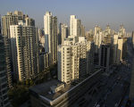 人民币汇率连升12日，上海新房住宅市场的成交量连续七周稳定上涨，预估9月成交量将创下今年新高。图为上海各种各样的居民住房。(Photo by China Photos/Getty Images)