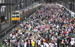 7千多人悉尼大橋上吃早餐  創世界記錄