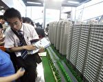 谢国忠表示，房价每平方米应不超两月工资。图为北京一处房屋展示场。(STR/AFP/Getty Images)