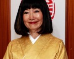 日本前首相夫人鸠山幸(Miyuki Hatoyama)身穿金黄色的日本和服亮相,贵气十足。(图/Getty Images)