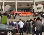 农嫁居妇女在台州市政府门前示威请愿（当事人提供）