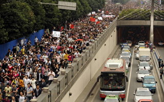 中共操控游行 中国部分大学“封校”