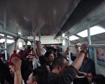 11月1日，广州地铁车厢内人满为患（广州市民提供）