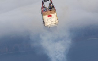 组图：瑞士冒险家空中展特技