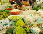 11月上旬，全國36個大中城市18種主要蔬菜平均批發價格每公斤3．9元。圖為北京一市場裡的菜攤。（AFP）