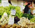 國家統計局稱，全國八成食品價格普漲30%。只見物價高，不見工資漲，各地民眾對此非常不滿。圖為11月10日北京一市場中的蔬菜攤。（GOU YIGE/AFP/Getty Images）