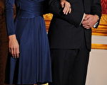 英国连锁超商特易购(Tesco)将推出是凯特‧密道顿(Kate Middleton)宣布与威廉王子(Prince William)订婚时所穿洋装的平价版。(图片来源:BEN STANSALL/Getty Images)