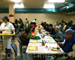 人们在圣荷西“城市牧师队”餐厅用餐，在雅虎数据中心工作的华裔康妮(左)在一边服务。(摄影：吕海/大纪元)