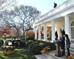 2010年11月24日，美国总统奥巴马在白宫玫瑰花园和他的女儿萨沙及玛丽亚赦免一只名叫“苹果”的火鸡。（AFP PHOTO/Mandel NGAN）
