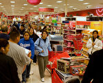 去年感恩节，南加州Target店里的抢购人潮。（摄影：季媛/大纪元）
