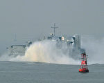 2010年11月24日，朝鲜炮击事件后，韩国海军船舶驶离仁川港。 （KIM JAE-HWAN/AFP/Getty Images）