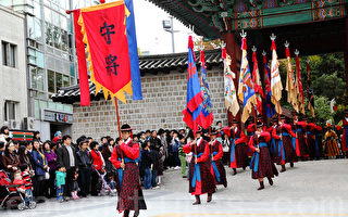 组图：韩国王宫守门将换岗仪式吸引游客
