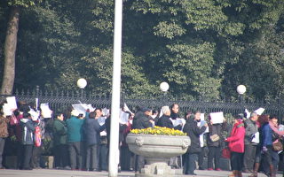 生活貧困 二百多武漢下鄉返城人員市府抗議