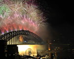 组图：悉尼大桥焰火率先迎接2011新年