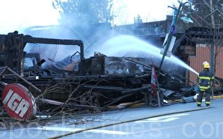 温哥华兰里堡大火 烧毁60年老店