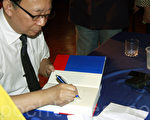 2010年末，辛灏年先生应邀到悉尼演讲引起轰动。图为辛灏年先生为购买《谁是新中国》一书的读者签名。（摄影：袁丽/大纪元）