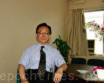 2010年12月7日，在悉尼大纪元办公室辛灏年先生接受大纪元记者独家专访。（摄影：袁丽/大纪元）