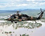 澳洲总理吉拉德（Julia Gillard）于1月8日乘陆军直升机至罗克汉普顿的菲茨罗伊河(Fitzroy River)巡视灾情。（AFP）