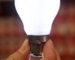由于美国的能源法案规定，从明年起开始淘汰传统的100瓦灯泡，灯泡即将功成身退的走出灯具的历史舞台。(摄影：LEON NEAL/AFP/Getty Images)