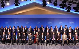 2011年2月19日中午，G20各成員國財長和央行行長及有關受邀世界、歐盟機構領導人拍全家福。（攝影：章樂/大紀元）