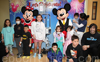 迪斯尼米老鼠探访住院儿童