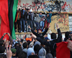 一小撮暴动暴乱分子，连日来在突尼斯埃及等国阴谋暴乱，非法占领在中东地区的天安门广场，煽动暴动暴乱，并一举推翻了元首穆巴拉克和本阿里。图为：2011年2月26日，利比亚人民在庆祝班加西解放。(John Moore/Getty Images)