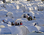 18万难民待撤 利比亚边境成帐篷城市