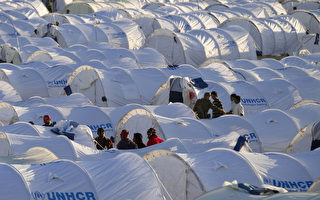 18万难民待撤 利比亚边境成帐篷城市