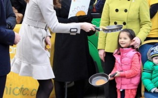 威廉王子与凯特访问北爱 展示掂饼技巧