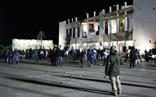 军事总部被摧毁 卡扎菲要游行