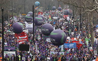 抗议政府削减开支 25万人伦敦大游行