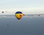 组图：世界纪录 50个热气球飞越英吉利海峡