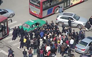 组图：石家庄200业主堵路抗议侵权  6人被抓