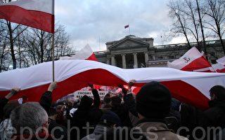 波兰总统坠机一周年 俄使馆前数千人抗议