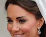 新娘凱特婚紗設計精美 頭飾借自女王