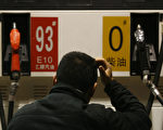 近期，中石油和中石化兩巨頭又對民營加油站實行「斷供」，導致後者在夾縫窘境中艱難求生。圖為，一男子在等待加油。（Photo by ChinaFotoPress/Getty Images)