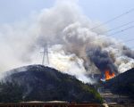 2011年5月14日，上午9:30许，辽宁省大连市附近山上森林突发大火。（ChinaFotoPress/Getty Images）