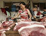 中共國務院近日將北京、上海等地的食品安全工作納入領導幹部政績考核。对此，觀察人士認為，這是權利集團害怕媒體輿論監督，從而在欺騙敷衍大眾（PETER PARKS/AFP/Getty Images）