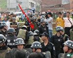 广西柳州城中区柳东镇牛车坪村强拆民房，公安员警毒打11人村民重伤住院。（知情者提供）