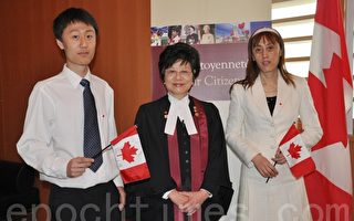 宣誓入籍 华裔称成加拿大人很幸运