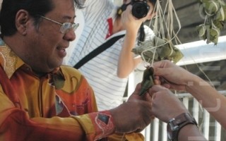 組圖：馬來西亞雪州大臣學包粽子
