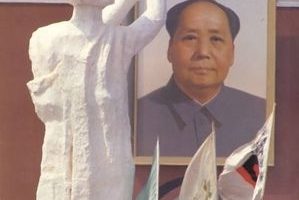 天安門廣場上的民主女神像與天安門城樓上的毛澤東畫像面對面地對峙，象徵著民主與專制的較量。（圖片由全球紀念「六四」委員會提供。）