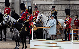 组图：英女王生日庆典 威廉夫妇受瞩目