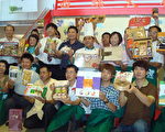 2011台北国际食品展展前记者会,农业处长吕政璋(第二排左4)率参展厂商在西螺大桥红色炫风展场标志前,展示云林农特产品。(摄影:黄丽医/大纪元)
