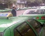 6月16日，湖南吉首市凤凰城南华、费光两家出租车公司约300名司机停驶罢工，反对当局的盘剥新规定。图为，2008年湖南吉首市凤凰城出租车司机罢工。（大纪元资料图片）